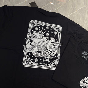 Camiseta Grife NIKE Preta com Logotipo Estilizado Branco