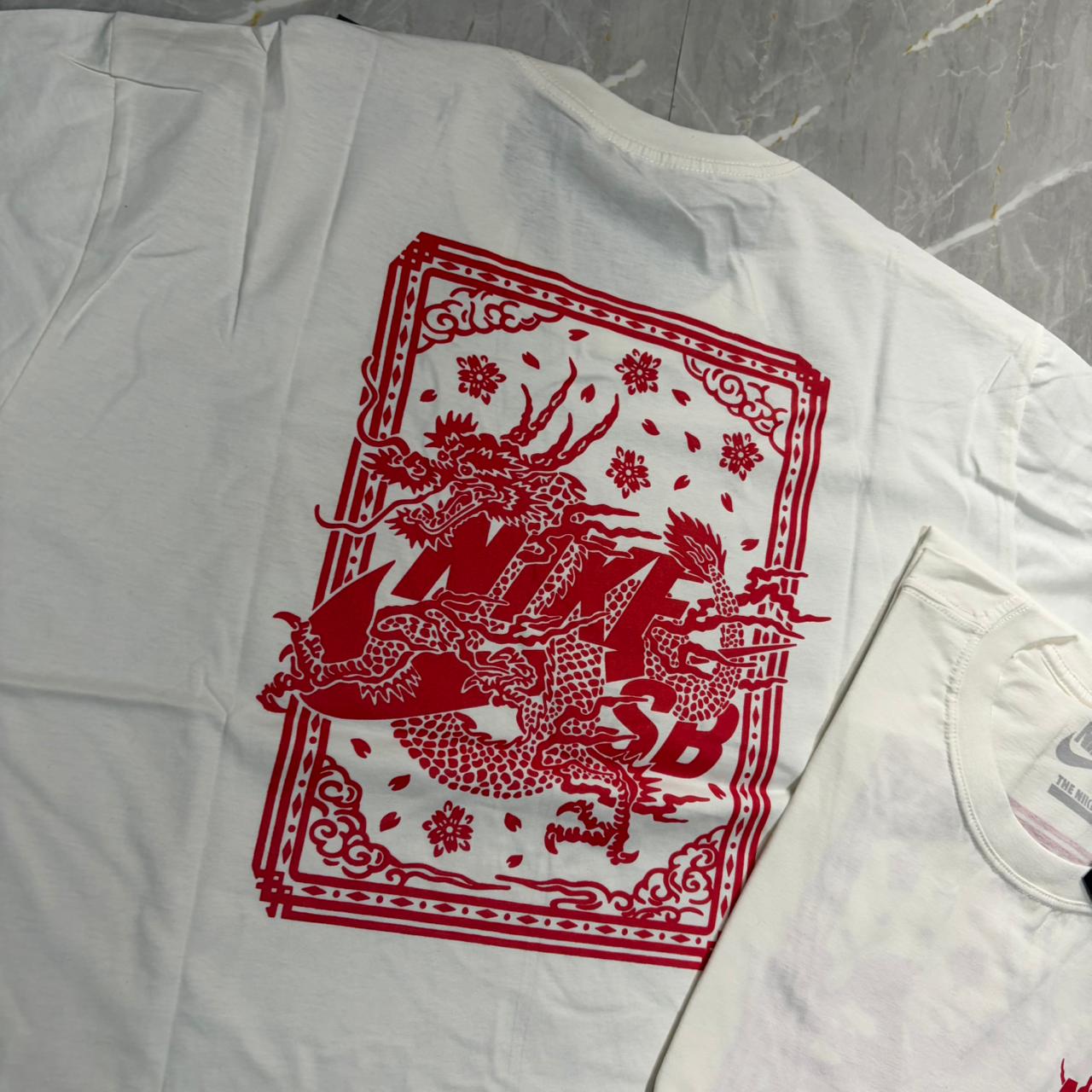 Camiseta Grife NIKE Off-White com Logotipo Estilizado Vermelho