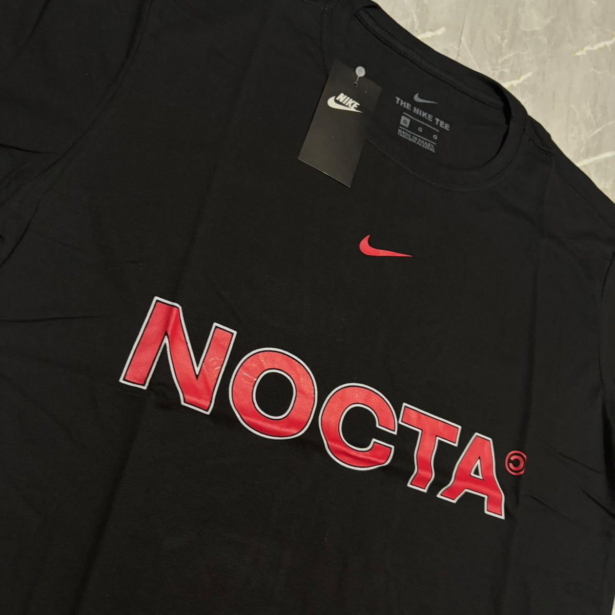 Camiseta Grife NIKE Preta Essencial com Swoosh Vermelho