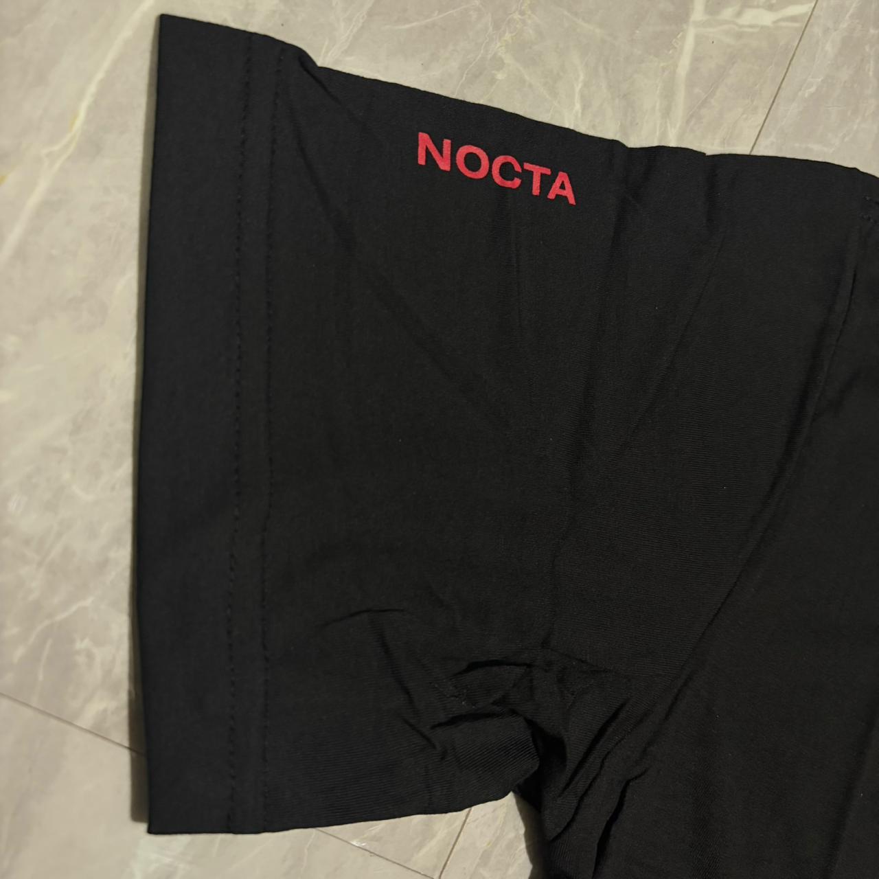 Camiseta Grife NIKE Preta Essencial com Swoosh Vermelho