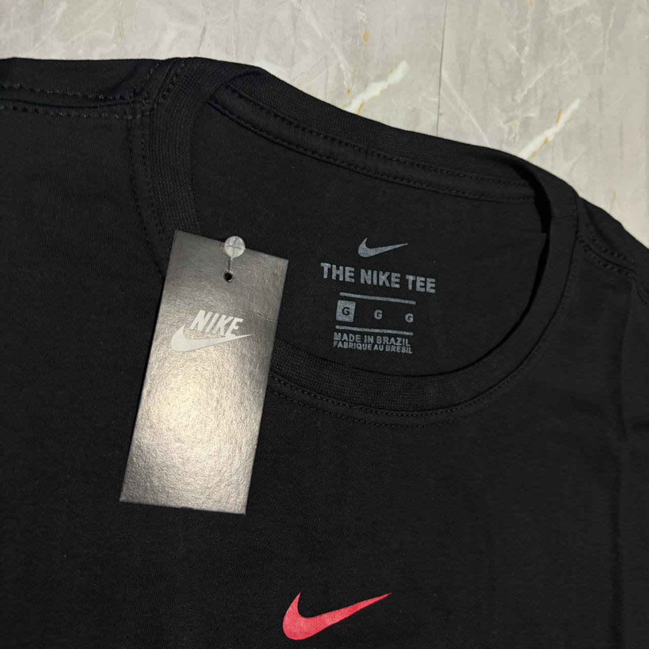 Camiseta Grife NIKE Preta Essencial com Swoosh Vermelho