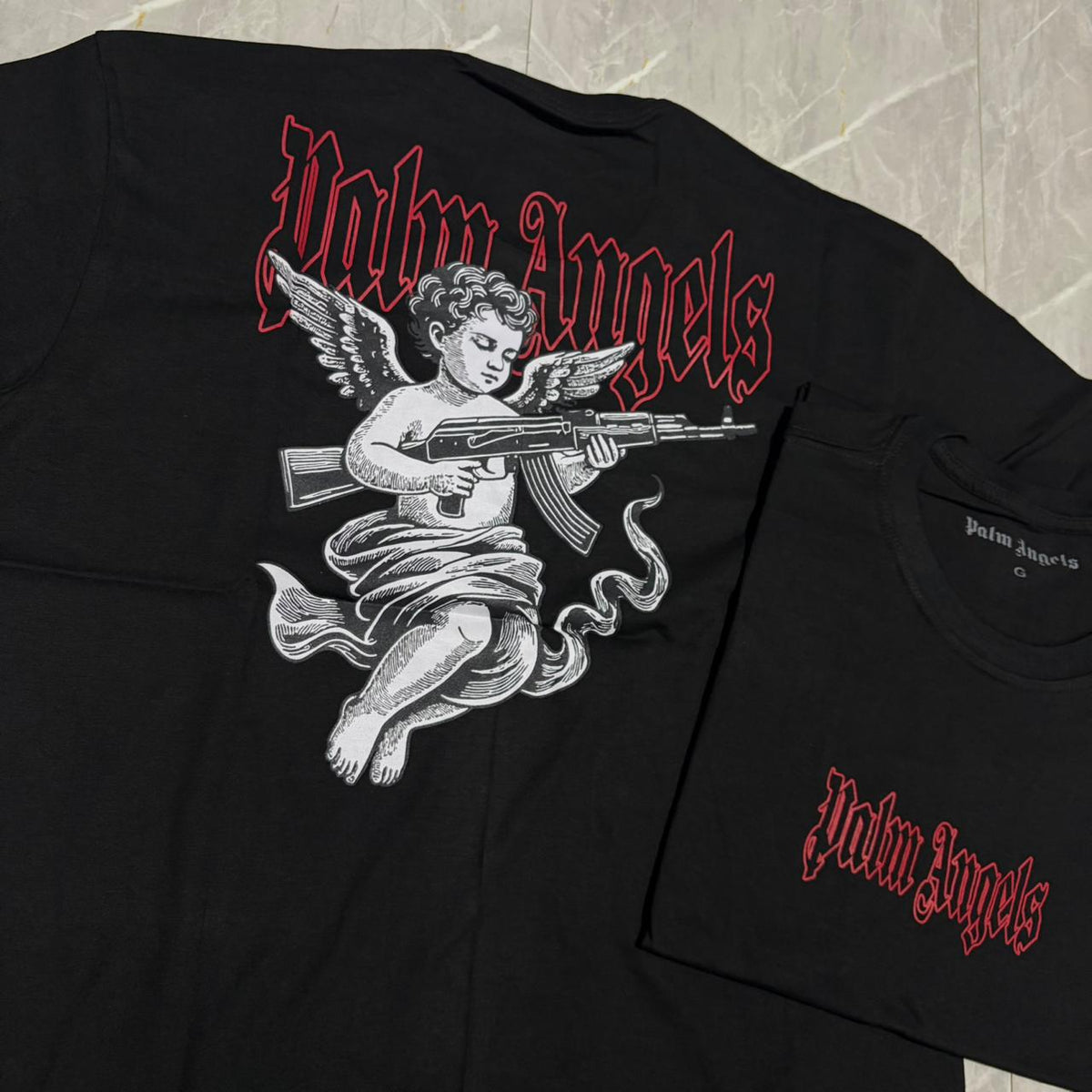 Camiseta Grife Palm Angels Preta com Estampa de Anjo e Logo Gótico