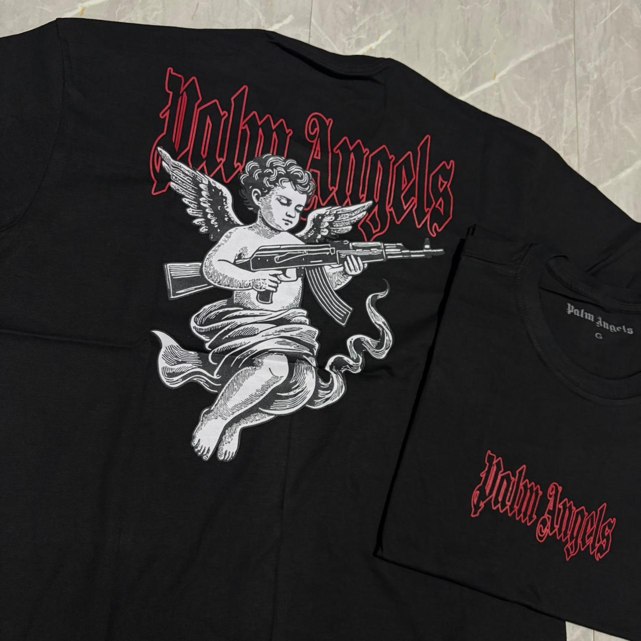 Camiseta Grife Palm Angels Preta com Estampa de Anjo e Logo Gótico