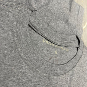 Camiseta Grife Palm Angels Cinza Mescla com Logo Gótico Bordado Vermelho