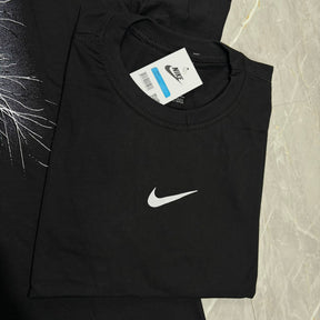 Camiseta Grife NIKE Preta Clássica com Swoosh Branco Sólido