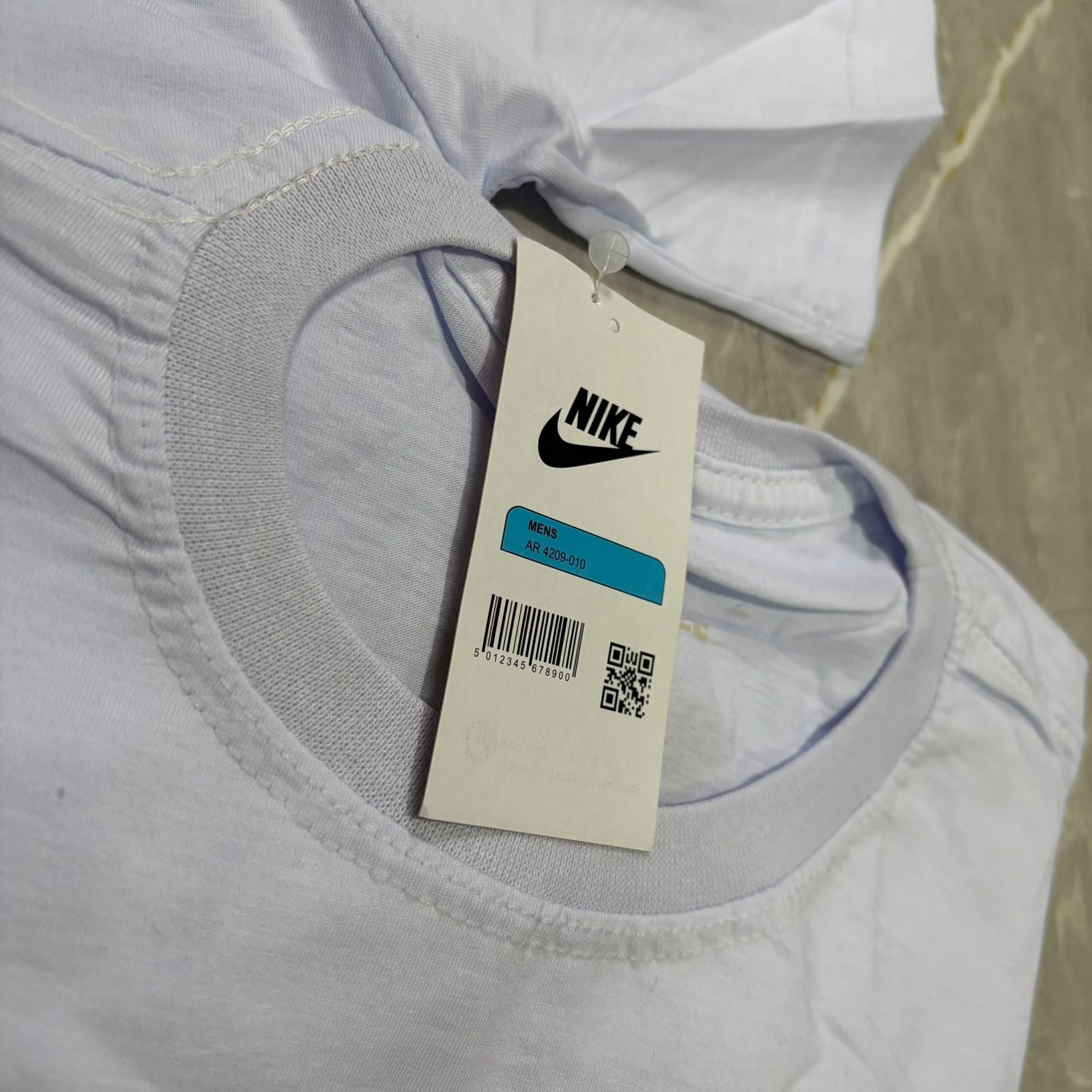 Camiseta Grife NIKE Branca Básica com Swoosh Preto Sólido