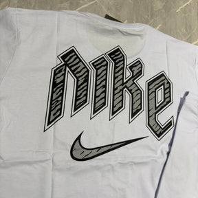 Camiseta Grife NIKE Branca Minimalista com Swoosh Preto Contornado