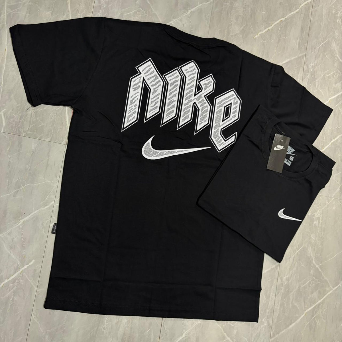 Camiseta Grife NIKE Preta Essencial com Swoosh Branco