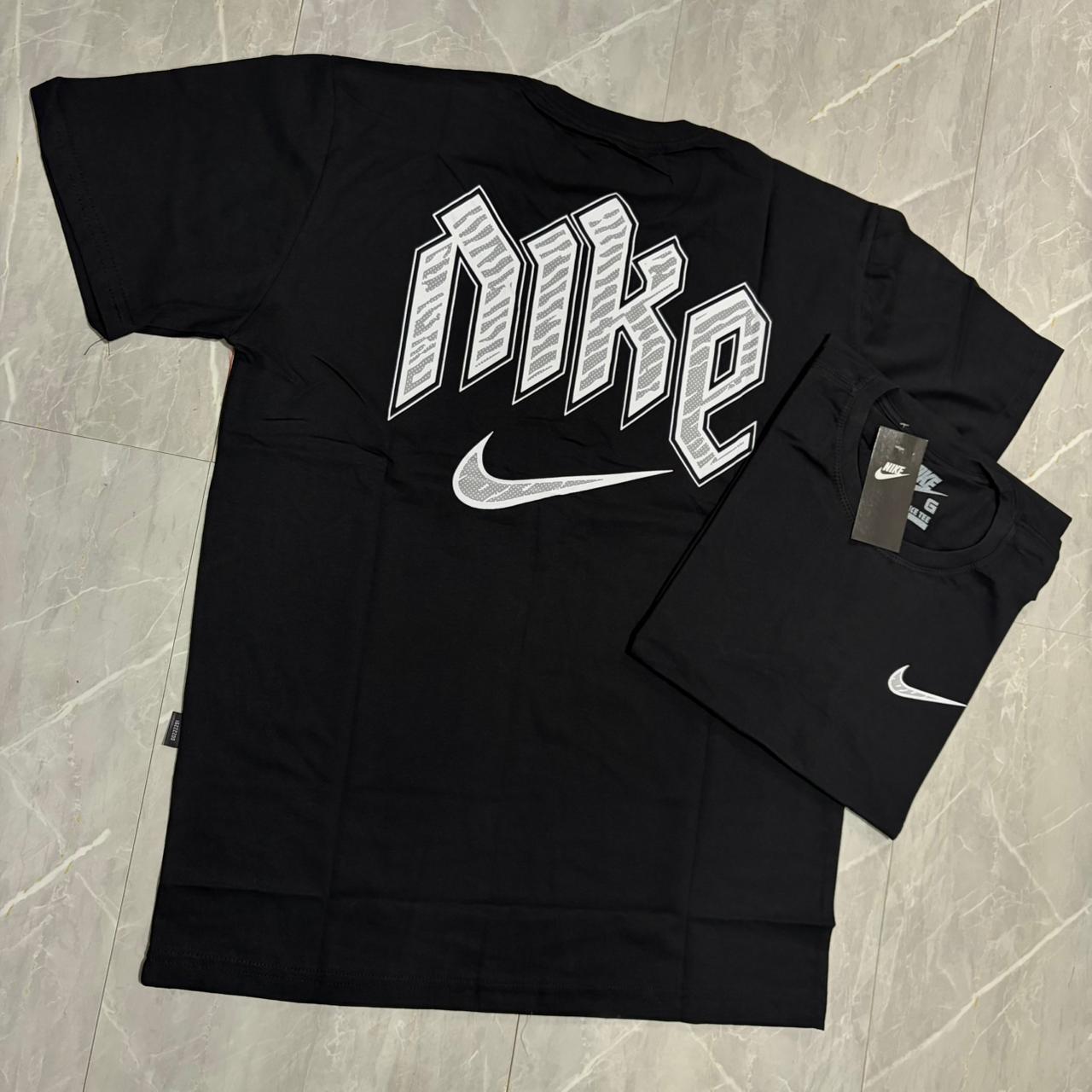 Camiseta Grife NIKE Preta Essencial com Swoosh Branco