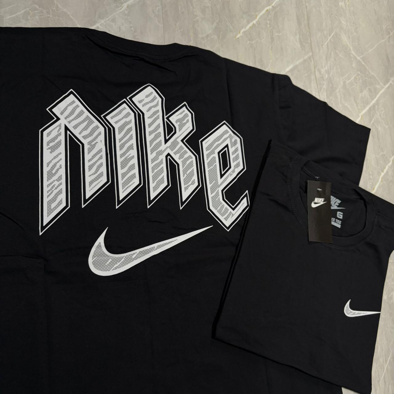 Camiseta Grife NIKE Preta Essencial com Swoosh Branco
