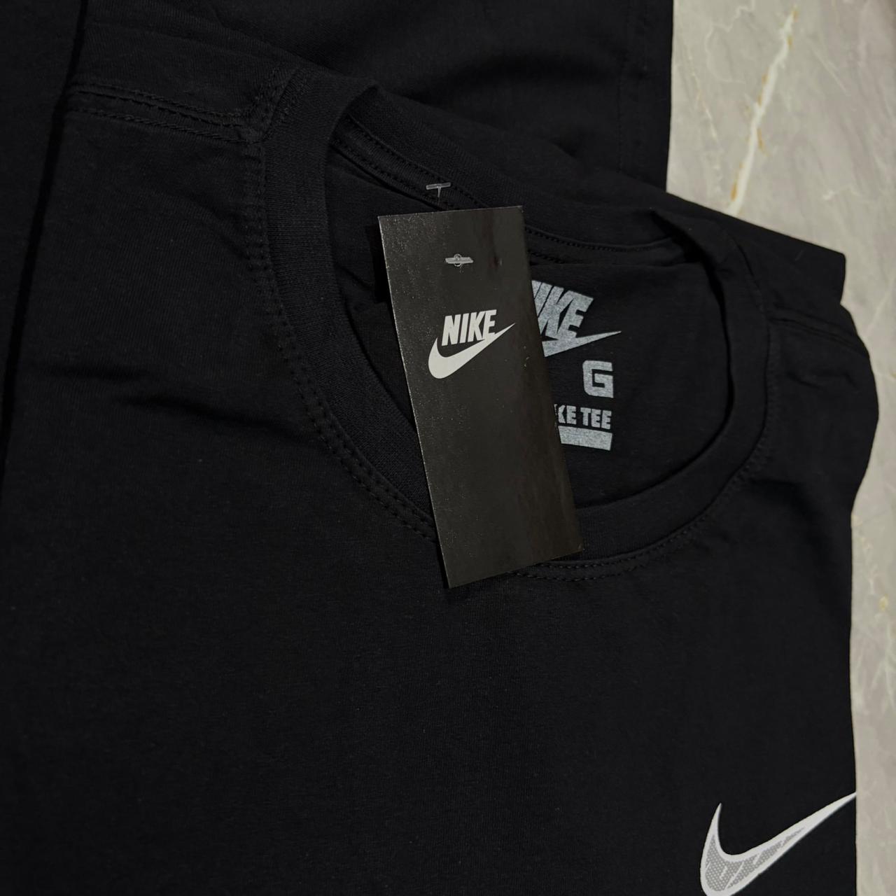 Camiseta Grife NIKE Preta Essencial com Swoosh Branco