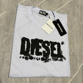 Camiseta Grife DIESEL Branca com Logotipo Preto Texturizado
