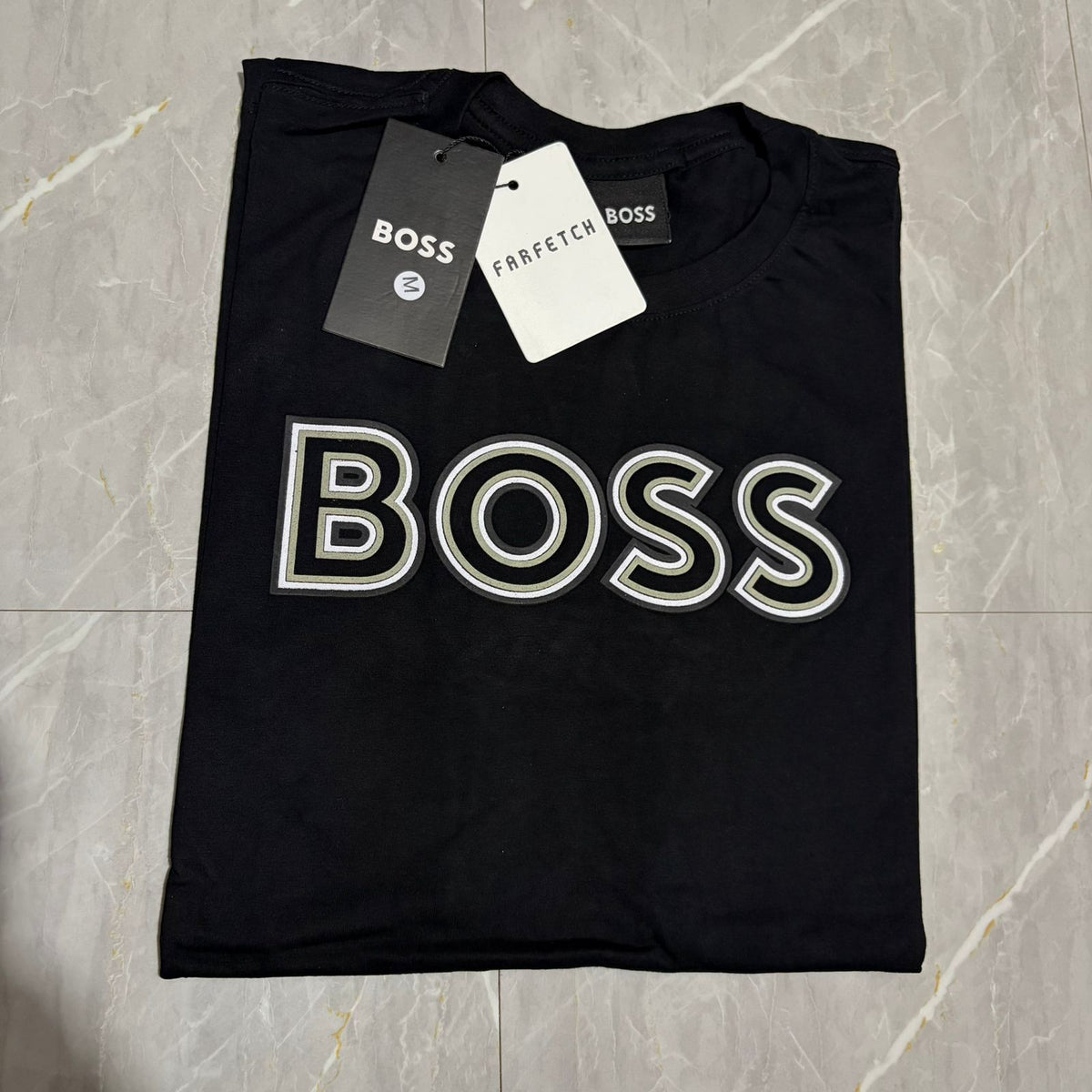Camiseta Grife BOSS Preta com Logotipo Duplo Contorno