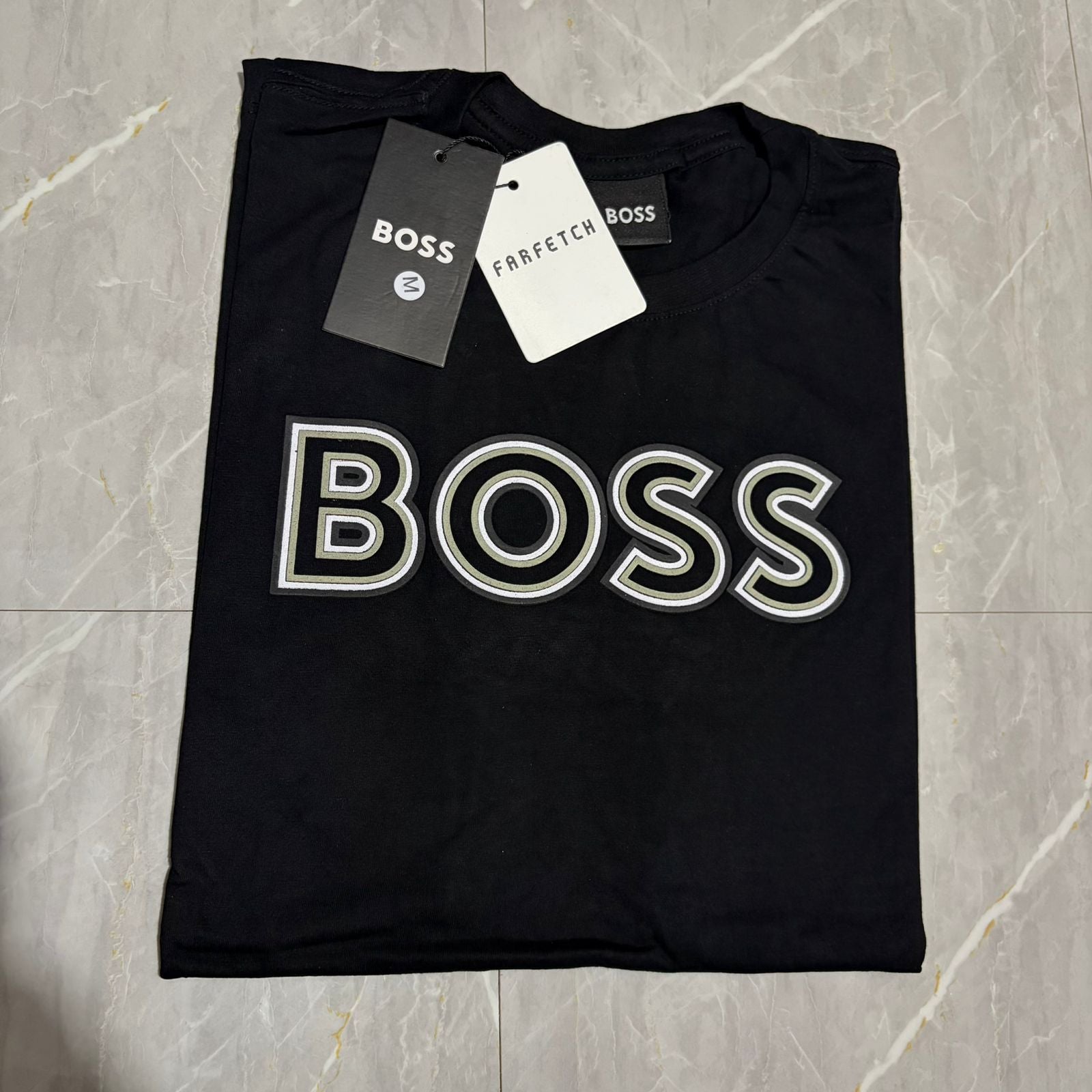 Camiseta Grife BOSS Preta com Logotipo Duplo Contorno