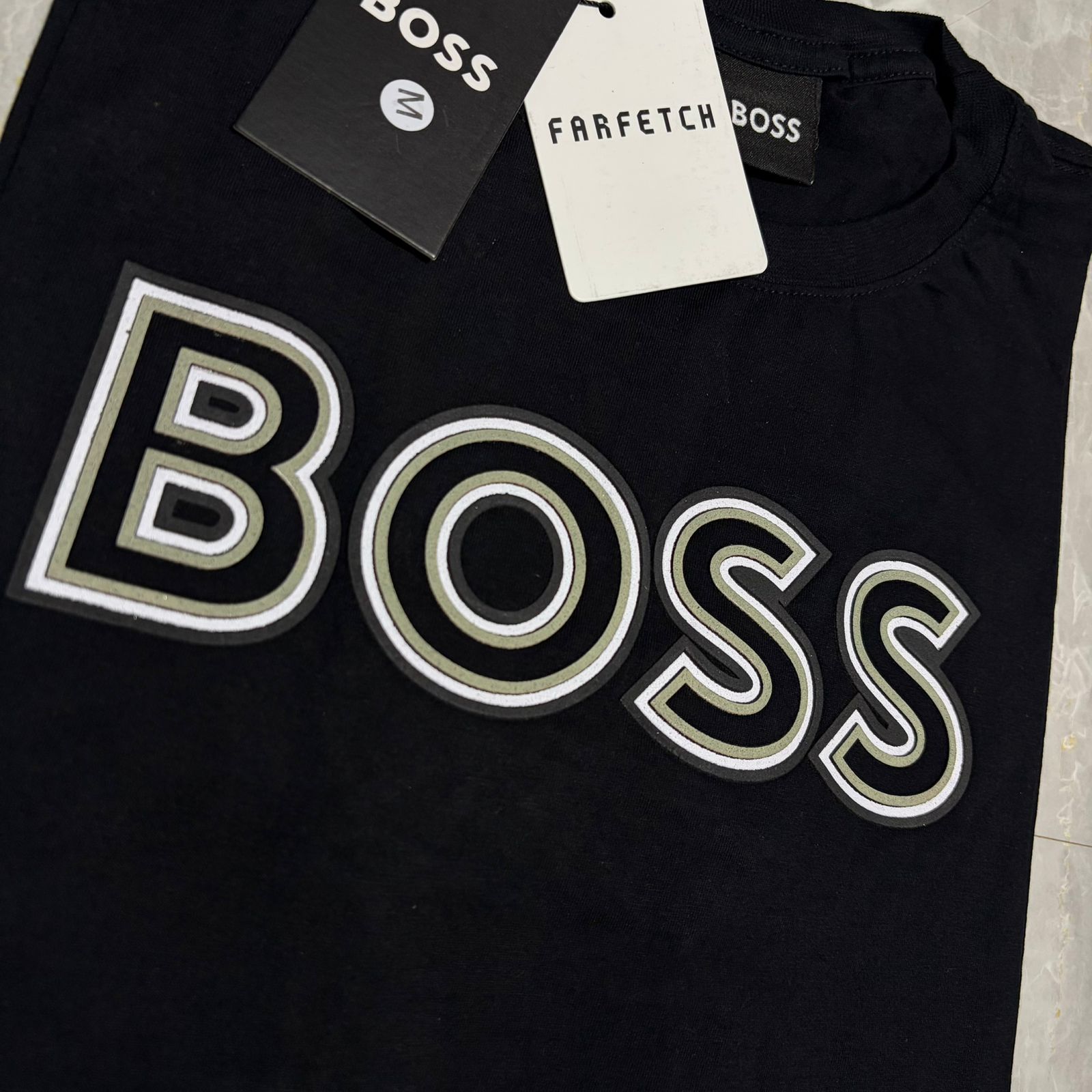 Camiseta Grife BOSS Preta com Logotipo Duplo Contorno