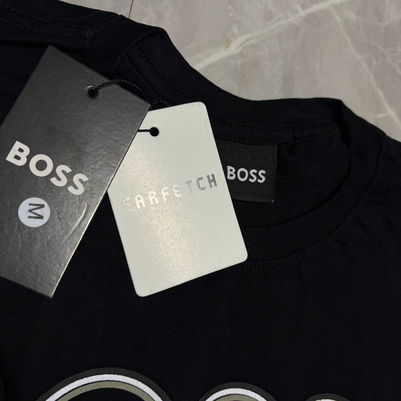 Camiseta Grife BOSS Preta com Logotipo Duplo Contorno