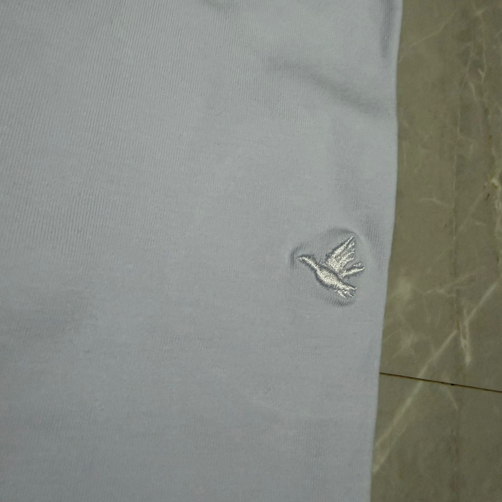 Camiseta Grife BROOKSFIELD branca  com Pássaro Bordado