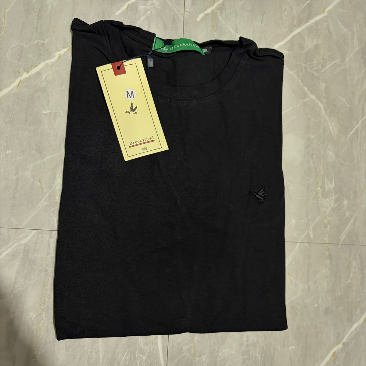 Camiseta Grife BROOKSFIELD Preta com Pássaro Bordado Tonal