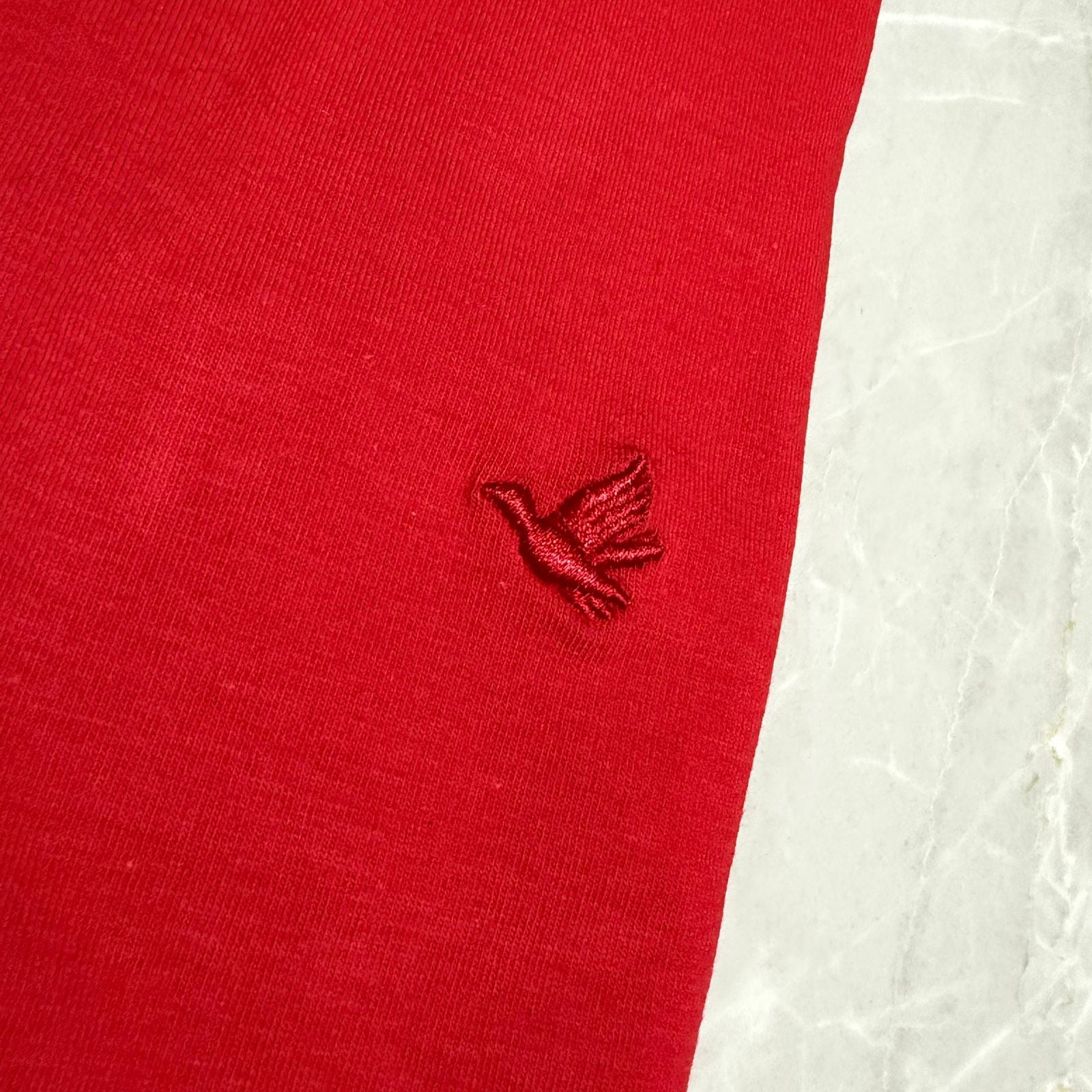 Camiseta Grife BROOKSFIELD Vermelha com Pássaro Bordado Tonal