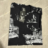 Camiseta Grife LOUIS VUITTON Preta com Estampa Toile de Jouy Branca