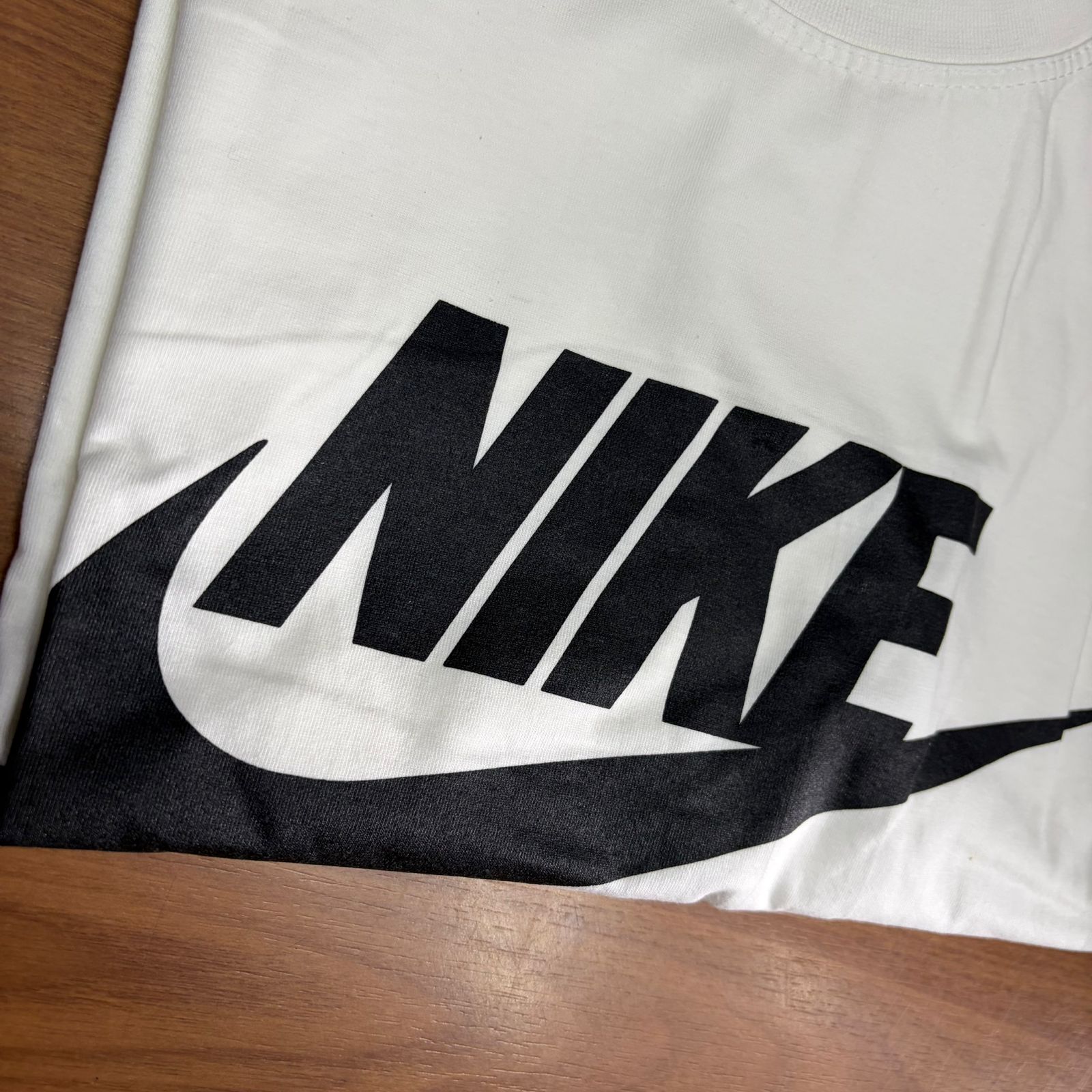 Camiseta Grife NIKE Branca Clássica com Logo Gigante Preto